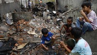 Sejumlah anak bermain di sekitar puing-puing bangunan pascakebakaran di kawasan permukiman padat penduduk di Kecamatan Taman Sari, Jakarta Barat.