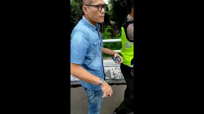 Tak Terima Diusir dari Bahu Tol Angke, Pemobil Ini Malah Ajak Duel Polisi