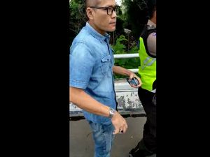 Pengendara Mobil yang Ajak Duel Polisi Ditangkap!