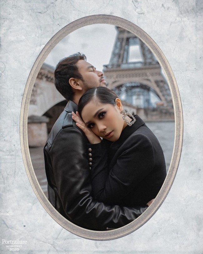 Inilah pose mesra Raffi dan Gigi yang berlatar Menara Eiffel. Foto-foto tersebut diambil oleh fotografer ternama Rio Motret.  Foto: dok. Instagram
