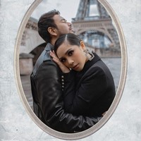 Inilah pose mesra Raffi dan Gigi yang berlatar Menara Eiffel. Foto-foto tersebut diambil oleh fotografer ternama Rio Motret.  Foto: dok. Instagram