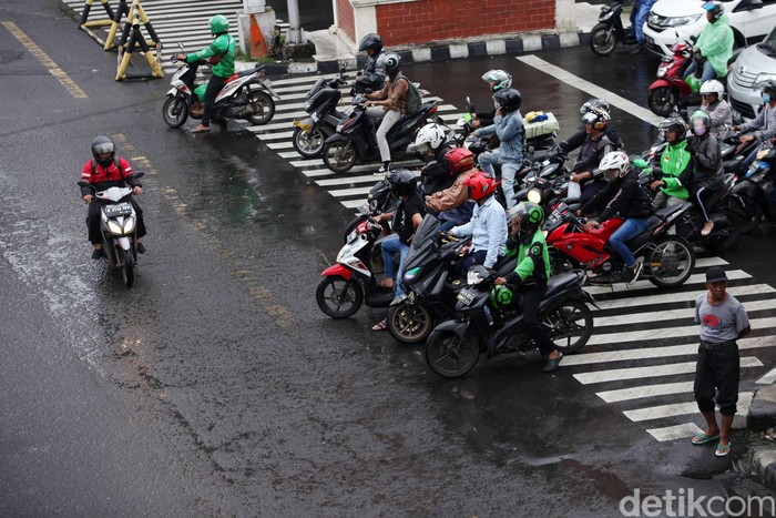 Pemasangan kamera tilang elektronik atau E-TLE diperluas. Kali ini kamera e-TLE yang dipasang di Jalan Gajah Mada, Jakarta, siap memantau pengendara yang melanggar lalu lintas.