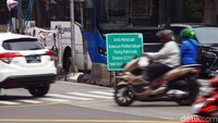 Ditlantas Polda Metro Jaya mencatat ratusan pelanggar tilang elektornik didominasi para pemotor yang menerobos jalur TransJakarta.