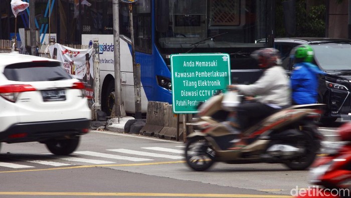 Sejak diberlakukan tilang elektornik, sejumlah pelanggaran didominasi para pemotor yang masih nekat menerobos jalur TransJakarta.