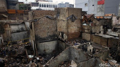 Potret Puing-puing Bangunan Sisa Kebakaran di Taman Sari Jakbar