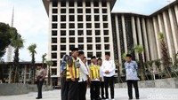 Selama melakukan peninjauan tersebut Jokowi dan rombongan melihat ruang utama salat, plaza, sampai toilet masjid.