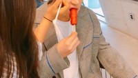 Bobby yang jago musik rapp ini terlihat lucu saat menyantap burger kesukaannya. Apalagi burger tersebut berisikan daging patty yang sangat besar. Foto: Istimewa