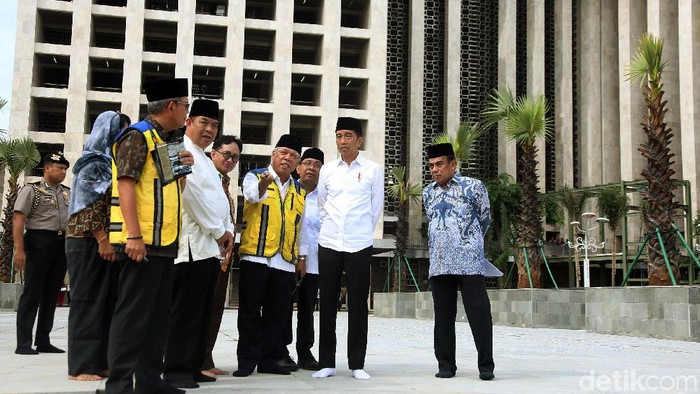 Presiden Joko Widodo meninjau proyek renovasi Masjid Istiqlal, Jakarta. Jokowi tampak mengenakan peci saat meninjau renovasi masjid tersebut.