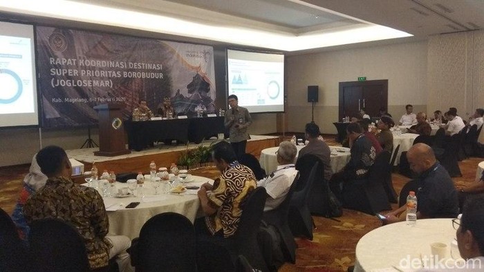 Direktur Utama Badan Otorita Borobudur, Indah Juanita (paling kiri)