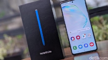 Dari layar, ponsel ini punya bentang layar 6,7 inch Full HD+ (2400x1080 pixels) Super AMOLED Plus Infinity-O Display with 394 ppi. Foto: Agus Tri Haryanto/detikINET