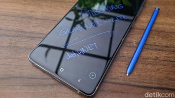 Samsung telah menjual Note 10 Lite secara eksklusif di seluruh jaringan Erajaya Group dengan harga Rp 8,199 juta. Foto: Agus Tri Haryanto/detikINET