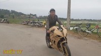 Setelah modifikasinya jadi, motor tersebut pun langsung dites jalan. Dan ternyata bisa dijalankan, lho, detikers, kendati sempat terjadi insiden kebakaran di area bawah mesin karena kardus tidak tahan panas. YouTube NHET TV.