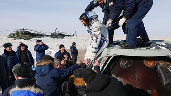 Setelah menghabiskan 328 hari di ISS, Koch dinobatkan sebagai astronaut perempuan yang tinggal terlama di luar angkasa. Foto: Associated Press