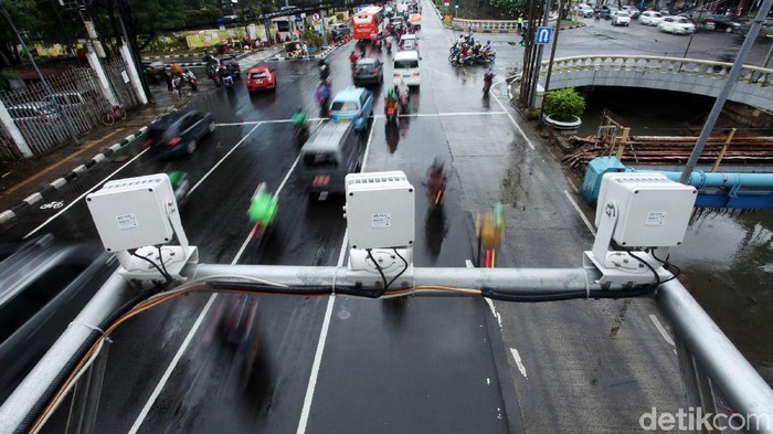 Pemasangan kamera tilang elektronik atau E-TLE diperluas. Kali ini kamera e-TLE yang dipasang di Jalan Gajah Mada, Jakarta, siap memantau pengendara yang melanggar lalu lintas.