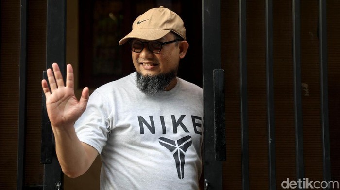 Korban penyiraman air keras Novel Baswedan bicara alasannya tak ikut rekonstruksi yang digelar polisi. Faktor kesehatan jadi alasan ia tak ikut rekonstruksi itu