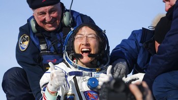 Senyum lebar Koch setelah keluar dari kapsul Soyuz. Ia pernah mengatakan sudah sangat merindukan hembusan angin di Bumi. Foto: Associated Press