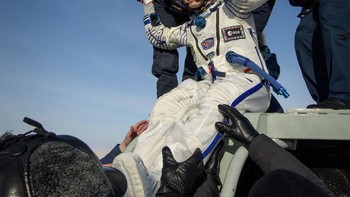Astronaut European Space Agency Luca Parmitano saat keluar dari kapsul. Astronaut harus dibantu untuk keluar dari kapsul karena masih menyesuaikan diri dengan gravitasi di Bumi. Foto: NASA/Bill Ingalls
