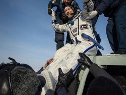 Momen Pulangnya Astronaut Perempuan Pemecah Rekor 328 Hari di Antariksa