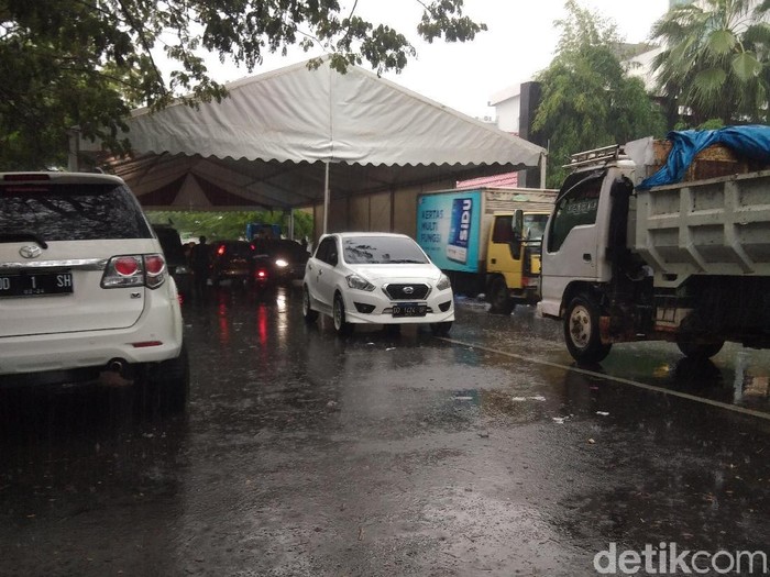 Hermawan M-detikcom/  Jalan Bontolangkasa Makassar Sulsel sudah kembali dibuka usai hajatan nikah anak rektor