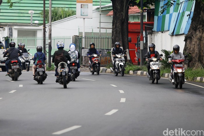 Pengendara sepeda motor nekat melakukan lawan arah di Jalan Komplek UI, Kebayoran Lama, Jakarta Selatan, Jumat (7/2/2020). Para pengendara sepeda motor nekat melawan arus demi memotong rute perjalanan.