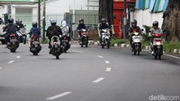 Mereka lawan arah saat lalu lintas di jalan tersebut ramai lancar.