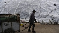 Penutupan tumpukan sampah dengan plastik tersebut untuk mengurangi bau.