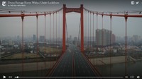 Sebuah jembatan besar yang terdiri dari empat jalur kendaraan terlihat kosong. Foto: China File/The New York Times