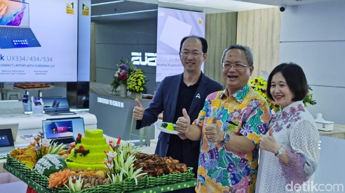CMO Asus Rex Lee (kiri) saat meresmikan ZenBook Store di Ratu Plaza, Jakarta