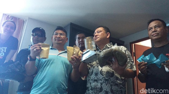 Polisi menyampaikan, ganja sintetis yang diproduksi di Surabaya sudah diedarkan hampir ke seluruh wilayah Indonesia. Produksi dimulai sejak September 2019.