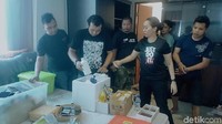 Kasubdit I Narkoba Polda Metro Jaya AKBP Fanani kepada detikcom di lokasi, Jumat (7/2/2020), mengatakan penggerebekan tidak dilakukan Polda Metro Jaya saja. Namun gabungan dengan Polda Jatim juga.