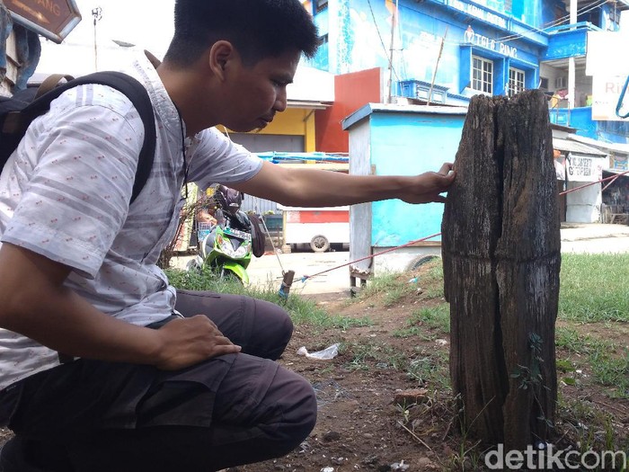 Tugu Soekarno di Stasiun Jatibarang Indramayu