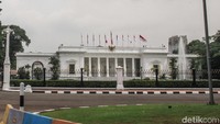  Dulunya, istana Merdeka digunakan sebagai tempat kediaman resmi Gubernur Jenderal Hindia Belanda sampai masa pendudukan Jepang di Indonesia. Istana merdeka dibangun pada masa pemerintahan Gubernur Jendral Louden dan selesai pada 1879 pada masa pemerinyahan Gubernur Jendral Williem van Landsbarge. (Rachman/detikcom)