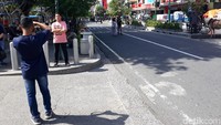 Situasi tersebut dimanfaatkan oleh masyarakat dan wisatawan berswafoto ria.