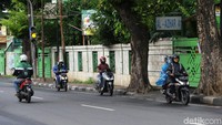 Beberapa pengendara sepeda motor nekat melawan arah demi memotong rute perjalanan. 