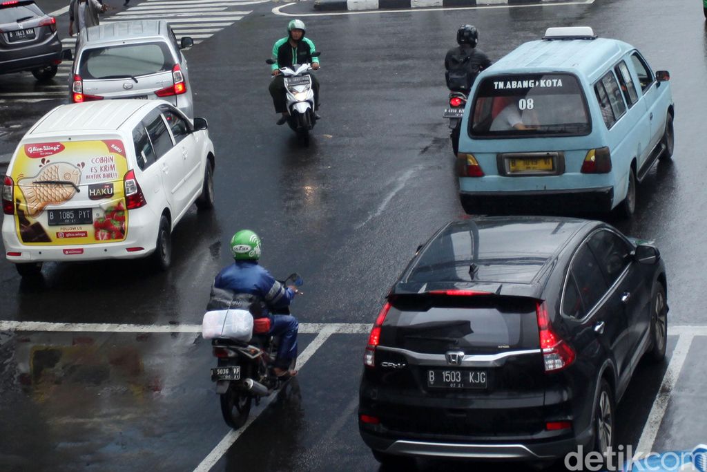 Pemasangan kamera tilang elektronik atau E-TLE diperluas. Kali ini kamera e-TLE yang dipasang di Jalan Gajah Mada, Jakarta, siap memantau pengendara yang melanggar lalu lintas.