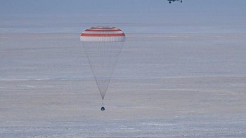 Astronot NASA Christina Koch akhirnya kembali ke Bumi setelah menghabiskan 328 hari di International Space Station (ISS). Foto: Associated Press