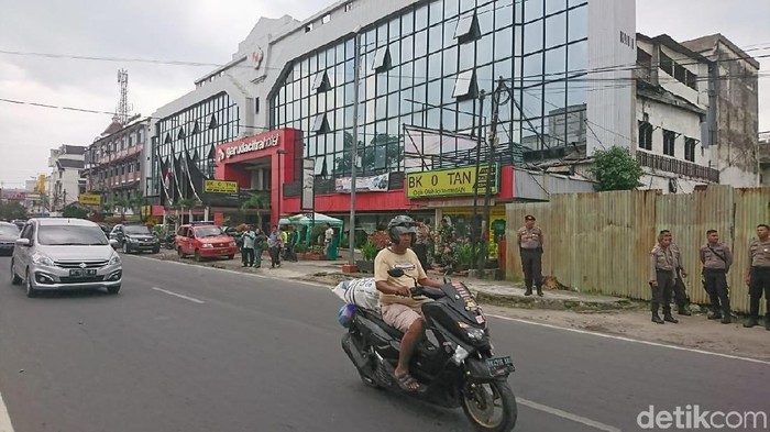 Ahmad Arfah Lubis- detikcom/ Lokasi diduga pembuangan sobekan kertas yang diduga lembaran Al-Quran terjadi di Jalan SM Raja, Medan.