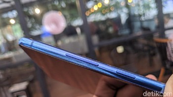Kalau ini bagian samping kanan ponsel dengan keberadaan tombol power dan volume. Foto: Agus Tri Haryanto/detikINET