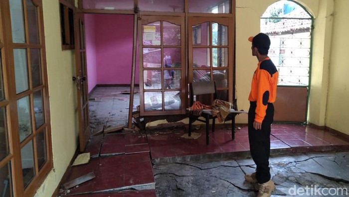 Petugas BPBD Sumedang cek rumah warga yang alami kerusakan akibat pergerakan tanah