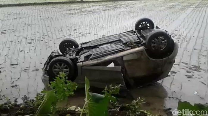 Mobil Masuk Sawah di Pangandaran