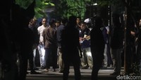Tersangka RM dan RB juga dihadirkan dalam rekonstruksi kasus ini. Padahal polisi juga sudah menetapkan dan merilis dua tersangka yang berstatus polisi aktif untuk kasus ini. Tapi kenapa masih digelar tertutup?
