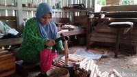 Ada juga beberapa pos yang digunakan untuk memproduksi gagang perkakas yang terbuat dari kayu. (Foto: Dadang Hermansyah/detikcom)