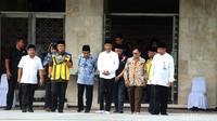 Jokowi tiba di lokasi pukul 09.00 WIB dan didampingi Mensesneg Pratikno, Menag Fachrul Razi, dan Menteri PUPR Basuki Hadimuljono.