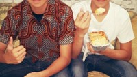 Nah, kecintaan Nakula pada lasagna juga terlihat pada momen yang satu ini. Saat ingin menyuap satu sendok langsung berfoto bersama. Foto: Istimewa