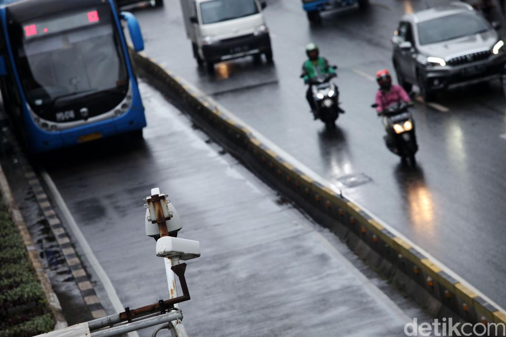 Pemasangan kamera tilang elektronik atau E-TLE diperluas. Kali ini kamera e-TLE yang dipasang di Jalan Gajah Mada, Jakarta, siap memantau pengendara yang melanggar lalu lintas.