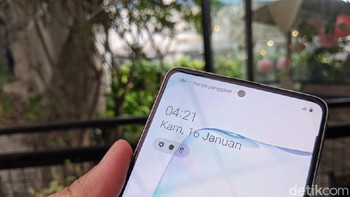 Untuk kebutuhan selfie, Note 10 lite mempunyai sensor 32MP dengan aperture. Foto: Agus Tri Haryanto/detikINET