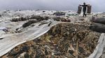 Kurangi Bau, Sampah TPA Cipayung Ditutup Plastik