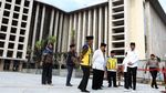 Gaya Jokowi Pakai Peci Saat Tinjau Renovasi Masjid Istiqlal