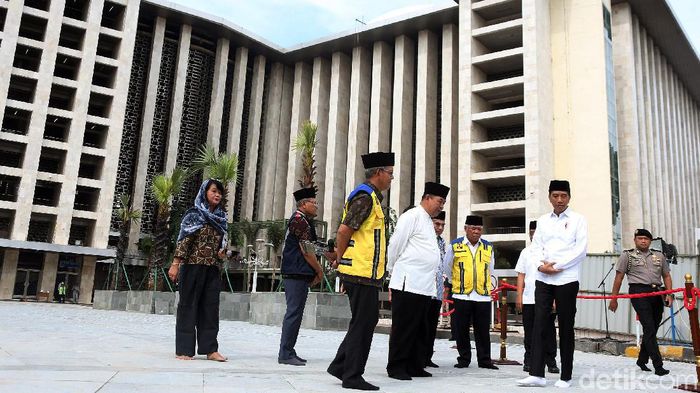 Jokowi Tinjau Renovasi Masjid Istiqlal Presiden Joko Widodo meninjau proyek renovasi Masjid Istiqlal, Jakarta. Jokowi tampak mengenakan peci saat meninjau renovasi masjid tersebut.