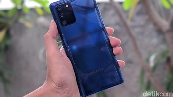 S10 Lite tampak belakang. Foto: Agus Tri Haryanto/detikINET
